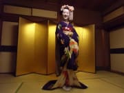The maiko posing in front of a gilt screen
