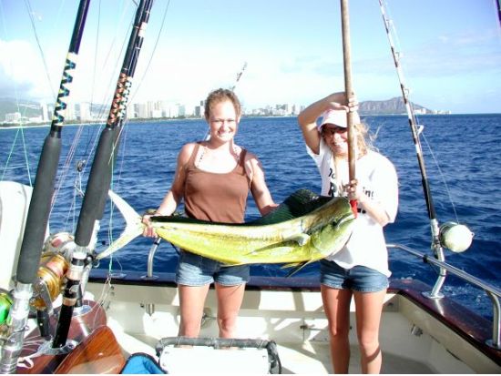 海釣り体験　ホノルル沖でフィッシングクルーズ　大物狙いの本格海釣り！ベテランクルーのサポートで安心　釣り用具付き＜混載／半日～1日／ケワロ湾＞