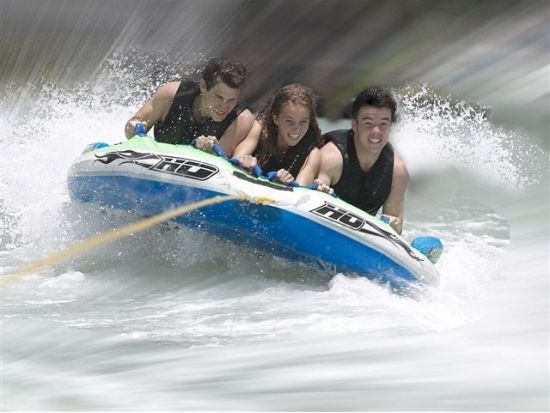 バンパーチューブ　円盤形のゴムボートに乗ってスリル満点のライドを体験！＜約15分／ハワイカイ＞