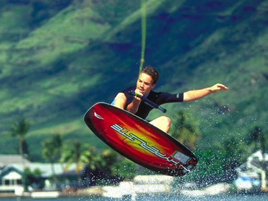 ウェイクボード体験　スピードボードにつかまって水上をスリリングに滑る！12歳から参加OK＜マウナルア湾＞