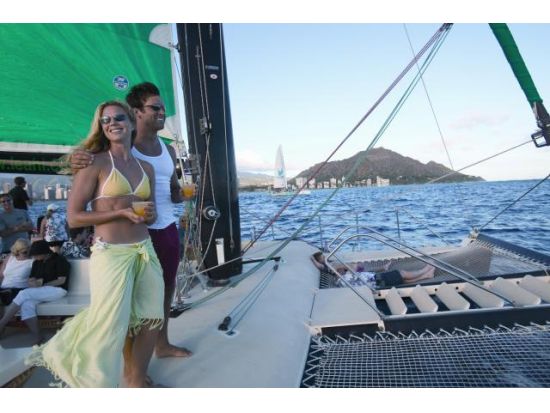 サンセットセーリング　マイタイ・カタマラン号　ビールやシャンパン、カクテルなどオープンバーで飲み放題！金曜日限定の花火観賞プランあり＜シェラトン・ワイキキ発＞