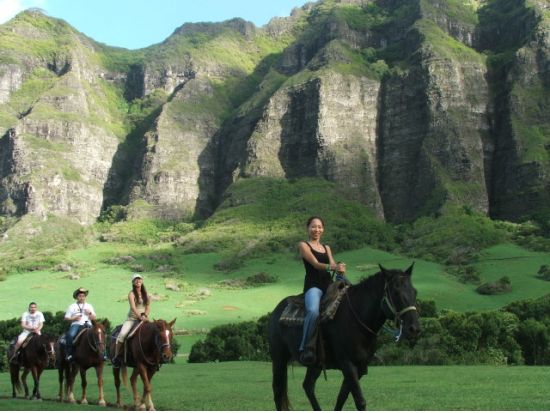 クアロア・ランチ　乗馬体験(1時間)　映画ロケ地巡り＋カネオヘ湾クルーズ付きで充実のクアロア満喫ツアー　ランチビュッフェ付き＜1日／送迎付きプランあり＞