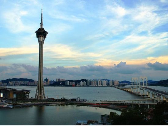 【香港発】世界遺産マカオ 1日観光ツアー　 香港・マカオ間の往復フェリーチケット付き＜日本語／オリエンタル風マカオ中華料理 ビュッフェランチ＞