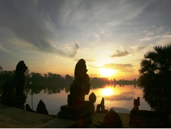 アンコール遺跡観光ツアー&朝日鑑賞 神秘の目覚めを体験  鑑賞地は4箇所から選択可！＜混載／早朝／日本語ガイド＞