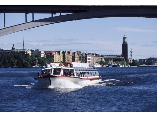 12の橋を巡る運河クルーズ アンダーザブリッジツアー＜4月～12月／日本語オーディオガイド／ストックホルム発＞