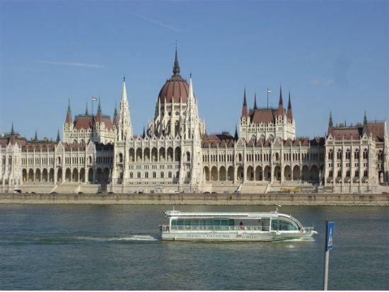 【都市間送迎】ウィーン市内 ⇒ ブダペスト市内 ＜貸切／日本語ガイド付きプランあり＞