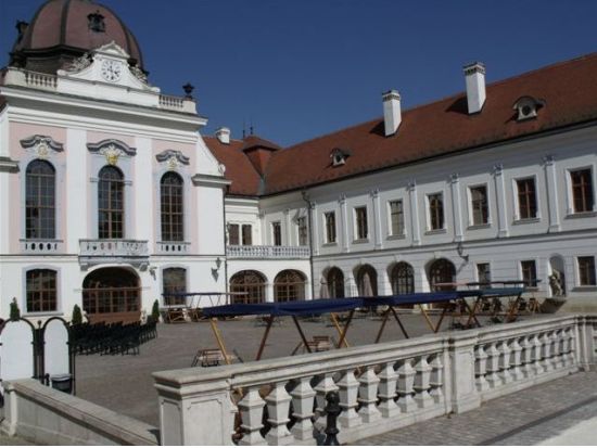 ハンガリー平原・馬術ショー＋王妃エリザベートが愛したグドゥルー宮殿見学ツアー＜貸切／日本語ガイド／昼食付き／ブダペスト発＞