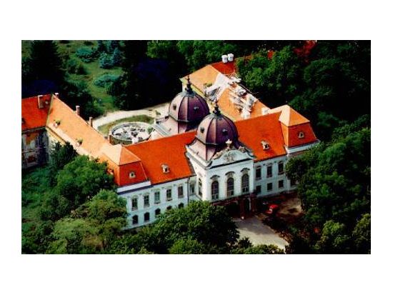 ハンガリー平原・馬術ショー＋王妃エリザベートが愛したグドゥルー宮殿見学ツアー＜貸切／日本語ガイド／昼食付き／ブダペスト発＞