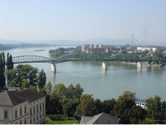 【プレミアム・ハンガリー】専属ガイドがご案内するドナウベンドめぐり 終日プライベートツアー＜貸切／昼食付／日本語＞