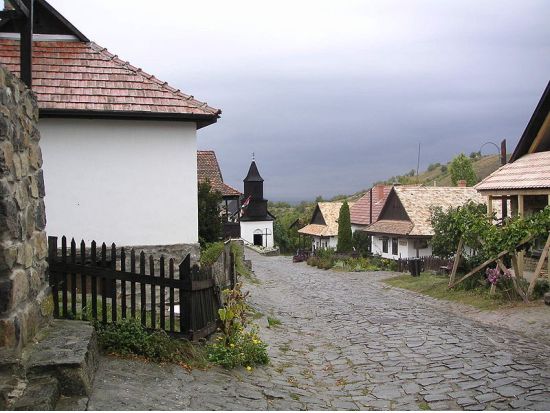 世界遺産ホッローケーとグドゥルー宮殿を尋ねる1日観光＜日本語ガイド／昼食付き／ブダペスト発＞