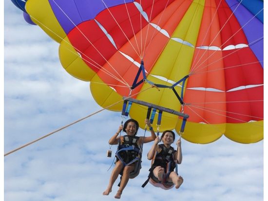 パラセーリング　5歳～参加OK！高さ150m／130m／110mの3種類　人気のカカアコまで徒歩圏内！ツアー後にショッピングや食事も楽しめる＜ケワロ湾＞