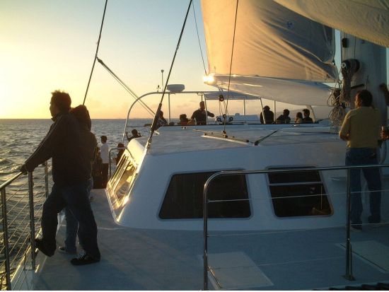 花火鑑賞セーリング　マカニ・カタマラン号　嬉しいドリンク付き！＜ワイキキ送迎可／金曜日限定／ケワロ湾発＞