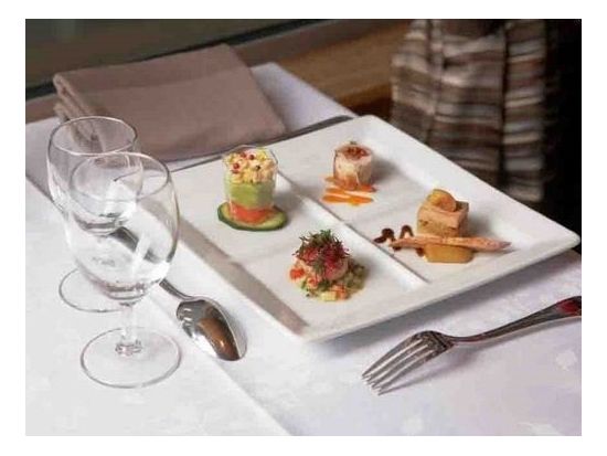 セーヌ川ディナークルーズ予約　パリ・セーヌ　窓際席プランあり＜18:45または21:15発／3コースディナー／ソルフェリーノ河川港集合＞*当日予約OK