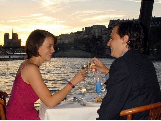 セーヌ川ディナークルーズ予約　パリ・セーヌ　窓際席プランあり＜18:45または21:15発／3コースディナー／ソルフェリーノ河川港集合＞*当日予約OK