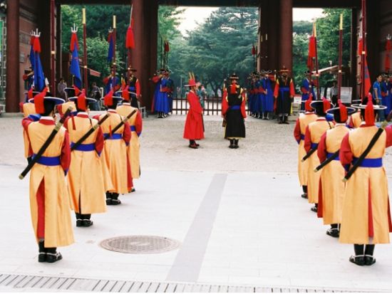 ソウル市内1日観光ツアー 景福宮＋青瓦台＋仁寺洞＋洛山公園＋南大門市場or北岳八角亭＋北村  サムゲタンまたは韓定食付＜日本語ガイド／貸切プランあり＞