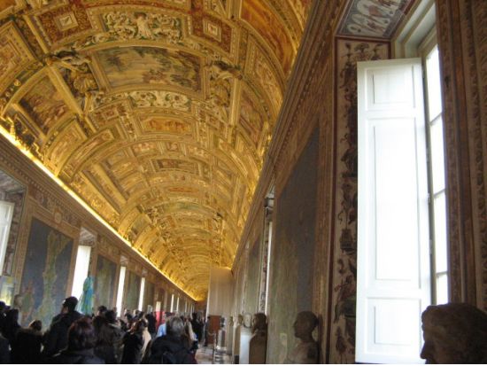 【優先入場】ヴァチカン美術館＋システィーナ礼拝堂 半日ツアー 市内循環バスチケット付＜混載／午前or午後／約3時間／日本語or英語ガイド＞