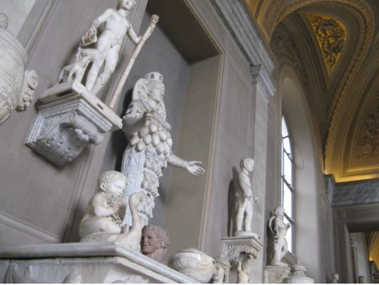 【優先入場】ヴァチカン美術館＋システィーナ礼拝堂 半日ツアー 市内循環バスチケット付＜混載／午前or午後／約3時間／日本語or英語ガイド＞