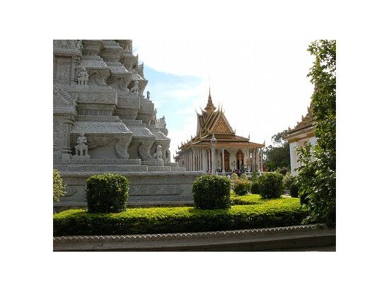 プノンペン市内 半日観光ツアー　独立記念塔＆王宮＆シルバーパゴダ＆国立博物館＆アートストリート ＜日本語ガイド＞