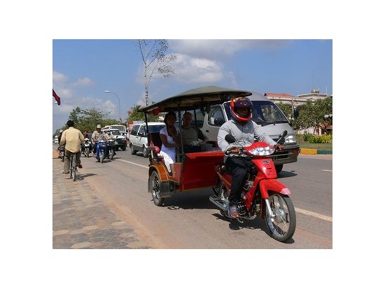 トゥクトゥクで半日プノンペン市内観光　トゥールスレン博物館見学付き＜日本語ガイド／午前／プノンペン発＞