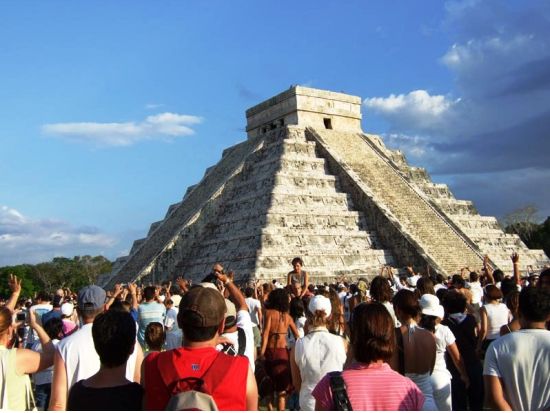 チチェン・イッツァ遺跡＋セノーテ　充実の遺跡見学時間＜ランチビュッフェ／日本語または英語／カンクン発＞