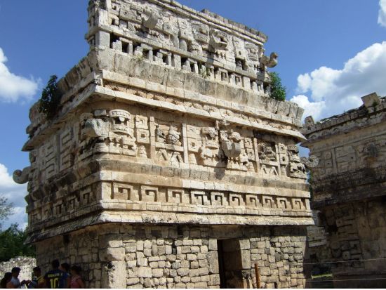 チチェン・イッツァ遺跡＋セノーテ　充実の遺跡見学時間＜ランチビュッフェ／日本語または英語／カンクン発＞