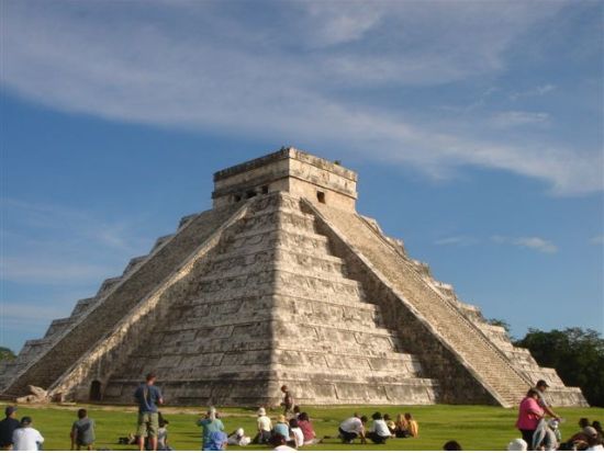チチェン・イッツァ遺跡＋セノーテ　充実の遺跡見学時間＜ランチビュッフェ／日本語または英語／カンクン発＞