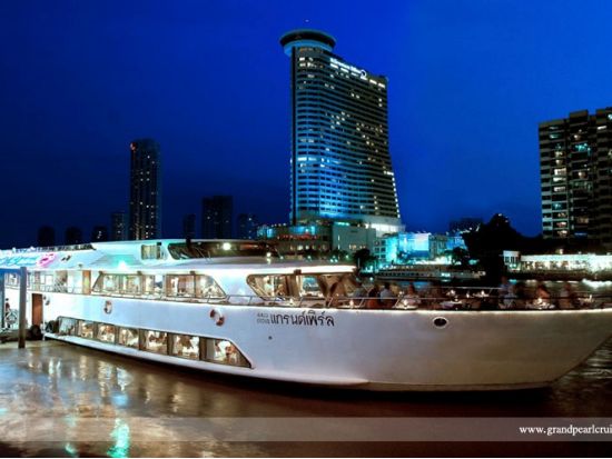 グランドパール号 or チャオプラヤ・プリンセス号ディナークルーズ＜当日予約可／現地集合または往復送迎／日本語ガイド選択可／ビュッフェ＞