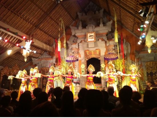 世界的に有名な伝統舞団「ティルタ・サリ」のレゴンダンス鑑賞ツアー＜午後～夜／貸切チャーター車／ホテル送迎付／日本語ガイド／夕食付＞*金曜のみ催行