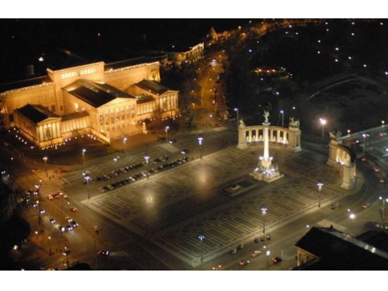 ヨーロッパ最古の地下鉄で行くブダペスト市内観光＜半日／日本語ガイド＞