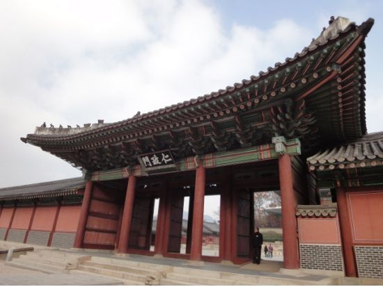 ソウル市内観光ツアー　2大世界遺産を半日で巡る！昌徳宮（チャンドックン）＋宗廟＋北村＜午前・午後／日本語ガイド／明洞解散＞