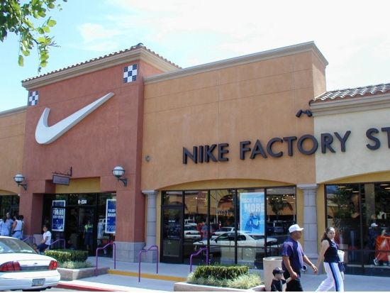 デザートヒルズ・プレミアムアウトレット　往復送迎サービス ＜日本語ドライバー＞