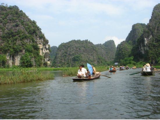 タムコック＋古都ホアルー観光ツアー　世界遺産と長閑な田園風景を満喫できる川下りボート体験＜往復送迎／日本語ガイド／昼食付＞
