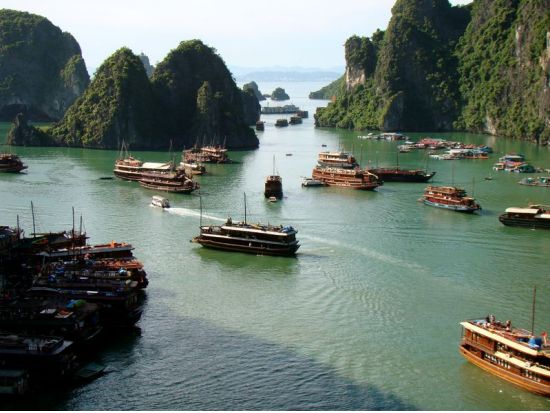 【貸切】世界遺産ハロン湾日帰りクルーズ　ご家族やグループで船と車チャーター！＜ハロン湾往復専用車送迎／現地ガイド(日本語可)／昼食付き＞