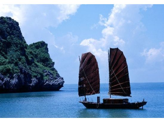 【貸切】世界遺産ハロン湾日帰りクルーズ　ご家族やグループで船と車チャーター！＜ハロン湾往復専用車送迎／現地ガイド(日本語可)／昼食付き＞