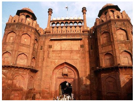 話題の0泊タージマハル！タイパ重視★空港往復送迎付きタージマハル日帰り観光ツアー＜日本語ガイド／入場料込み／インド料理の昼食付き＞