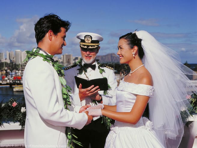 ハワイ 1日完結挙式（ウェディング） スターオブホノルル号 海の上で愛