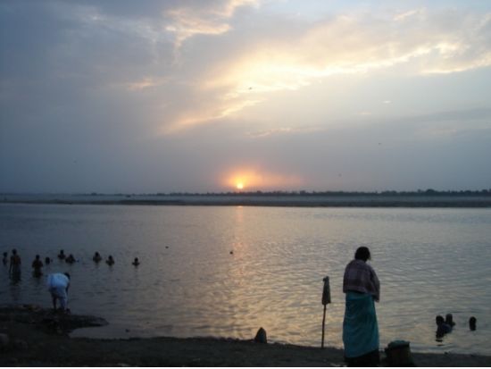 【プライベート】往復飛行機で行く！バラナシ 1泊2日ツアー*沐浴風景と朝日＆アルティー鑑賞付＜日本語ガイド／宿泊＆食事付／自由時間有／デリー発＞