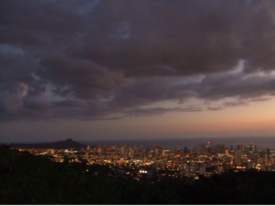 タンタラスの丘夜景観賞　往復シャトルサービス ＜シェラトン・ワイキキホテル発着＞