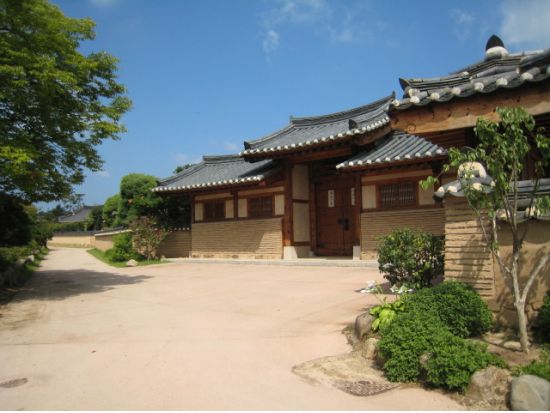 2010年に世界遺産に登録！安東(アンドン)日帰りツアー　河回村＋仮面博物館＋芙蓉臺＋花川書院＜月・水・土／終日／ホテル送迎付／日本語ガイド／名物塩サバ昼食付＞