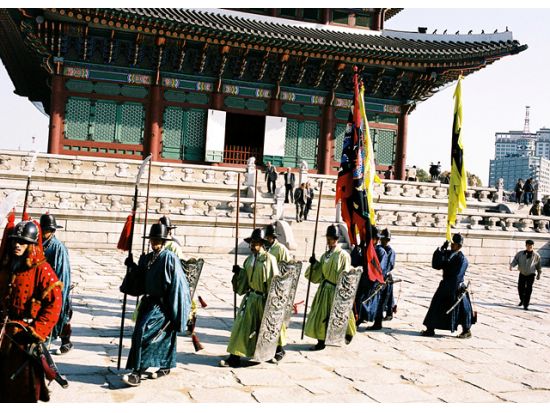 ソウル市内観光ツアー　景福宮（キョンボックン）＋守門将交代式＋曹渓寺＜午前／日本語ガイド／明洞または南大門解散＞