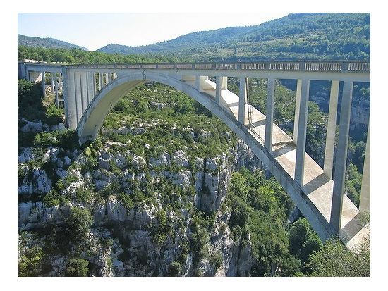 おすすめガイド 井上さんがご案内！ヴェルドン峡谷＋サントクロワ湖＋ムスティエ・サント・マリー 1日観光ツアー＜貸切／日本語／ニース発＞