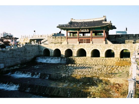 ソウル郊外観光ツアー　世界遺産・水原華城＋韓国民俗村　「宮廷女官チャングムの誓い」ロケ地を見学＜1日／日本語ガイド／選べる昼食付／明洞または市庁解散＞