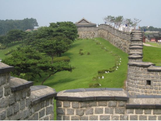 ソウル郊外観光ツアー　世界遺産・水原華城＋韓国民俗村　「宮廷女官チャングムの誓い」ロケ地を見学＜1日／日本語ガイド／選べる昼食付／明洞または市庁解散＞