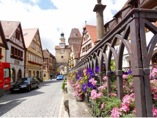 フランクフルト発 中世の都市ローテンブルク＆古都ハイデルベルク日帰り観光ツアー　ハイデルベルグ城の入場付き＜英語ドライバーガイド＞