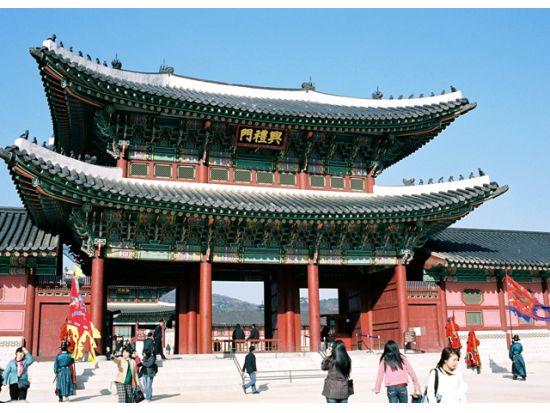 ソウル市内＆郊外観光ツアー　景福宮（キョンボックン）＋守門将交代式＋韓国時代劇の定番ロケ地 韓国民俗村＜1日／日本語ガイド／石焼ビビンパ昼食付＞