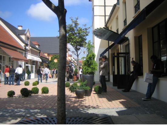 ラ・ヴァレ・ヴィラージュ(La Vallee Village) アウトレット 往復シャトルバス ＜午前または午後＞*当日予約OK