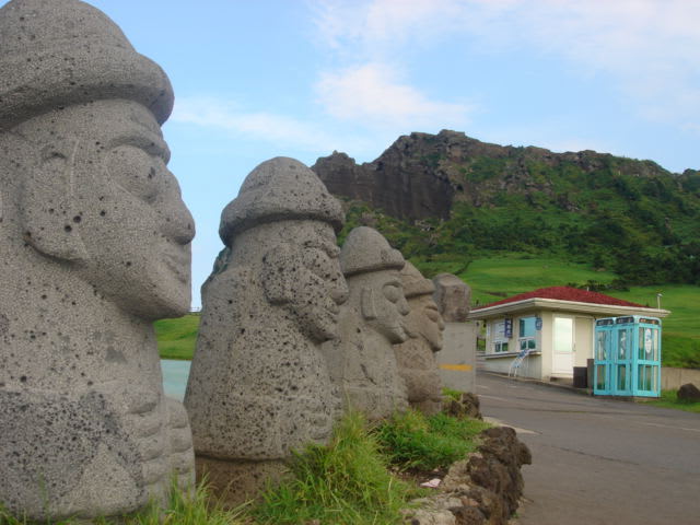 済州島観光ツアー 2大世界遺産巡り 城山日出峰＋万丈窟（拒文オルム