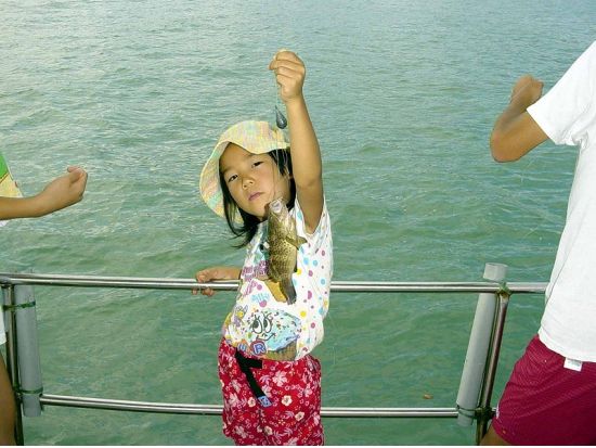 マラッカ海峡手釣り体験ツアー　無人ビーチでBBQランチあり ＜午前／ペナン発＞