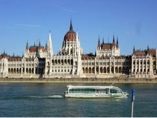 【空港送迎】ブダペスト国際空港（またはブダペスト東駅）⇒ ブダペスト市内 ＜貸切／日本語または英語ガイド＞