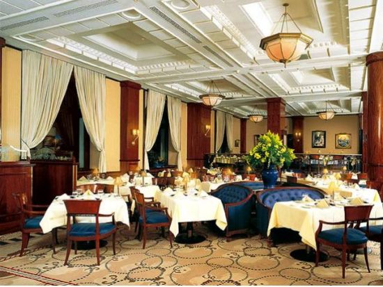 【プレミアム・ハンガリー】 老舗高級レストラン「グンデル」昼食付き！国会議事堂＆エリザベート皇后グドゥルー宮殿 終日プライベートツアー＜貸切／昼食付／日本語＞